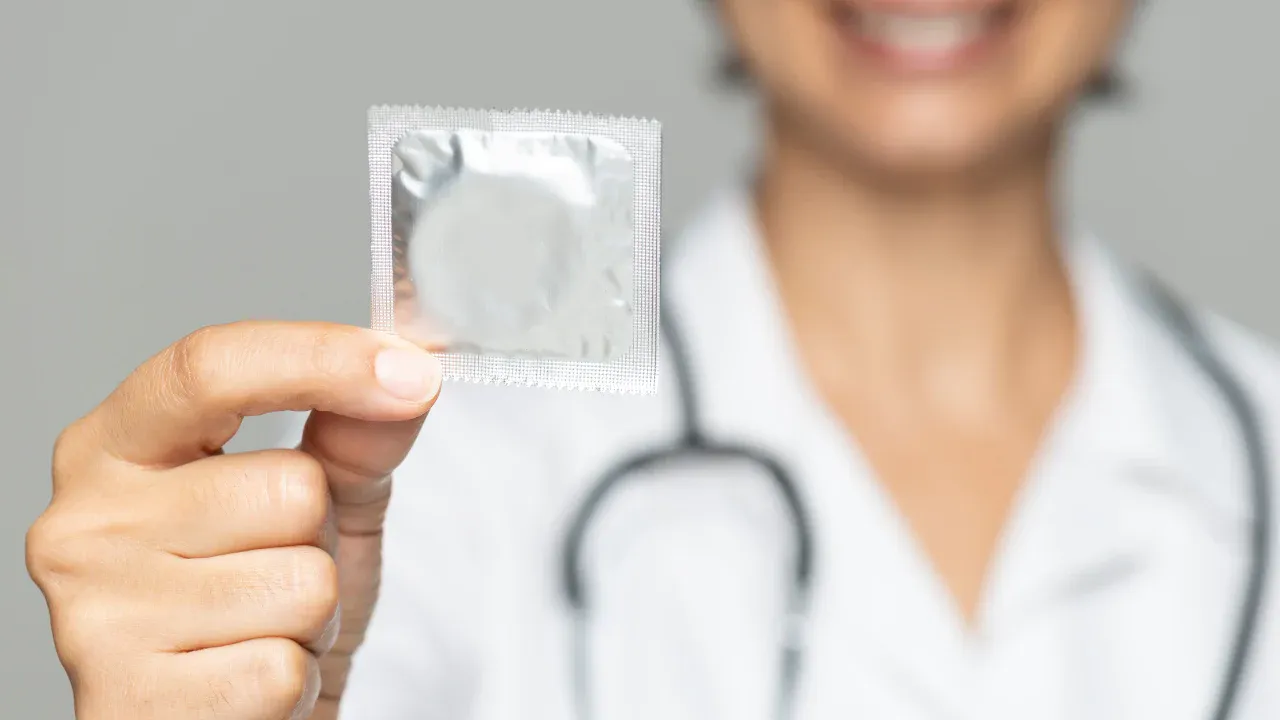 12. Yuk Ketahui Jenis Kondom Terbaik Berdasarkan Fungsi dan Manfaatnya(2).webp