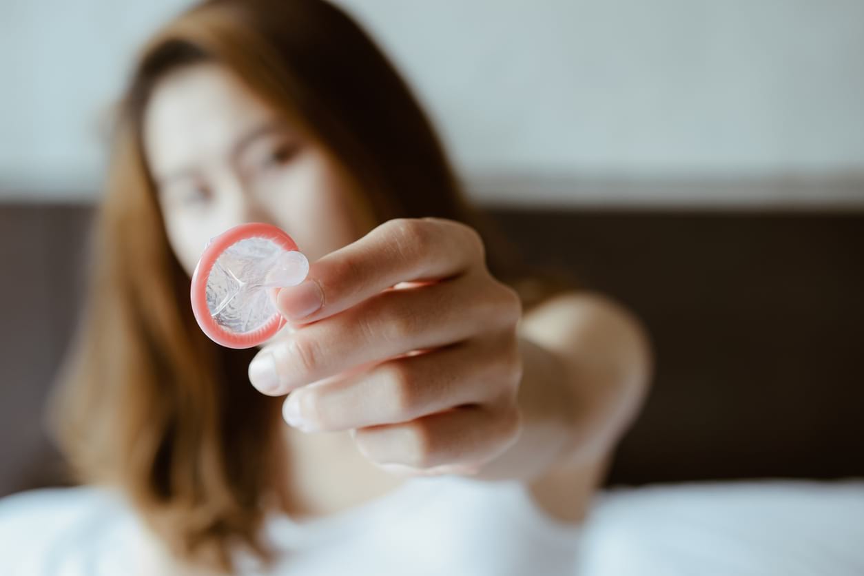 5. Ketahui 4 Manfaat Kondom dan Efek Sampingnya Sebelum Berhubungan Seks(1).jpg